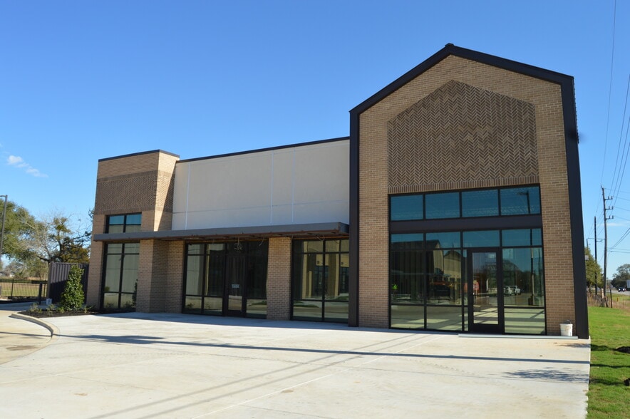 More Photos Of 7355 Main st, Fulshear Unknown For Lease