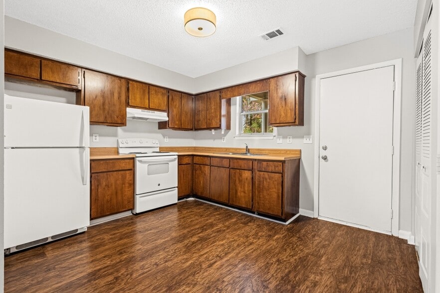 More Photos Of 82 Berry Dr, Newnan Apartments For Sale