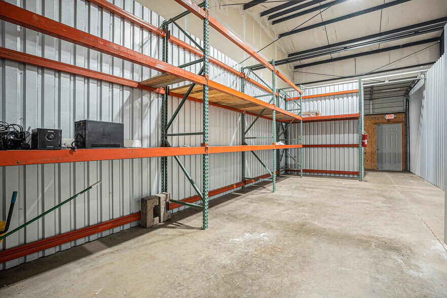 More Photos Of 110 N Walker St, Angleton Warehouse For Lease