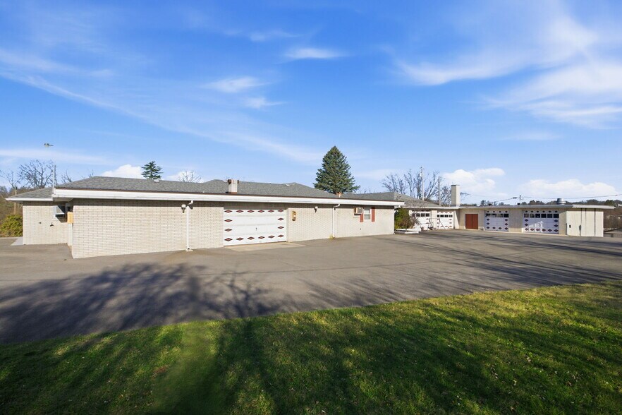 More Photos Of 501 S Breezewood Rd, Breezewood Specialty For Sale