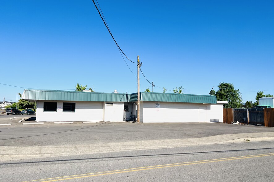 More Photos Of 5094 Main St, Springfield Restaurant For Lease