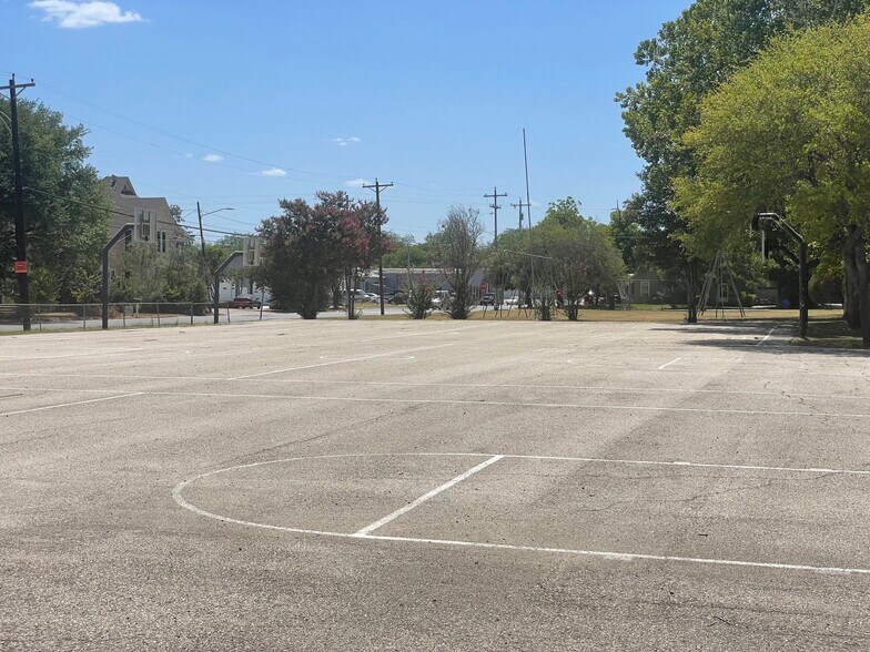 More Photos Of 216 E College St, Seguin Flex For Sale