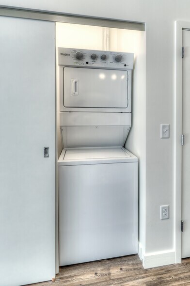 More Photos Of 1555 Ellinwood Ave, Des Plaines Apartments For Lease