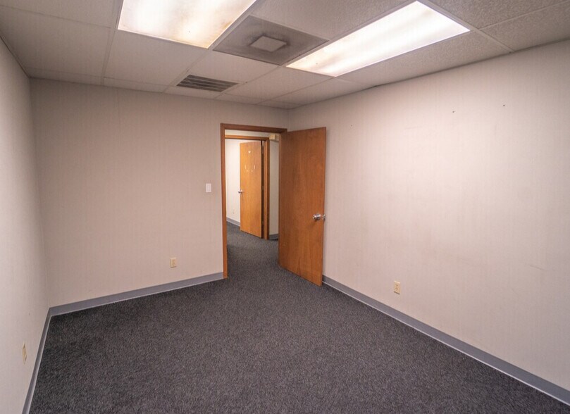 More Photos Of 1404 E Rio Grande St, Victoria Warehouse For Sale