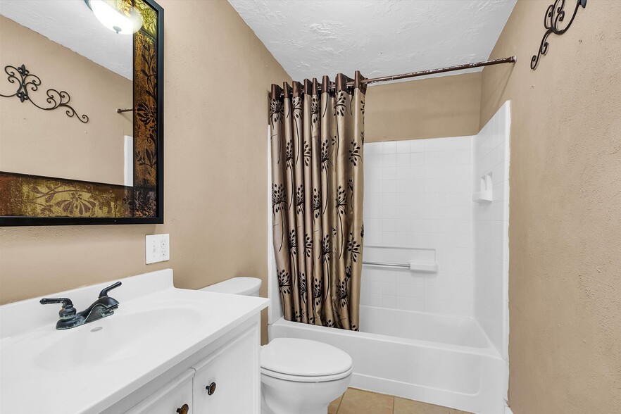 More Photos Of 207 W Montgomery St, Willis Office For Lease