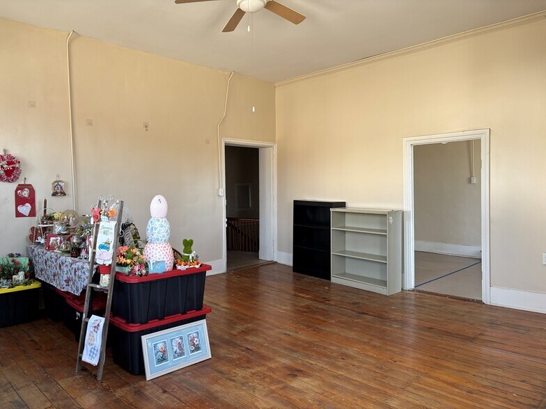 More Photos Of 122 N Market St, Waverly Storefront For Sale