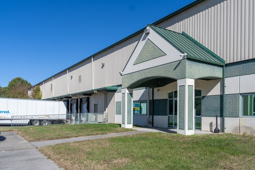 More Photos Of 1005 Obici Industrial Blvd, Suffolk Warehouse For Lease