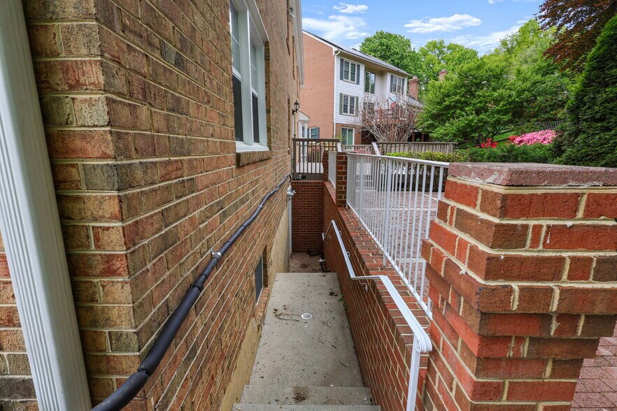 More Photos Of 9725 Lookout Pl, Gaithersburg Healthcare For Sale