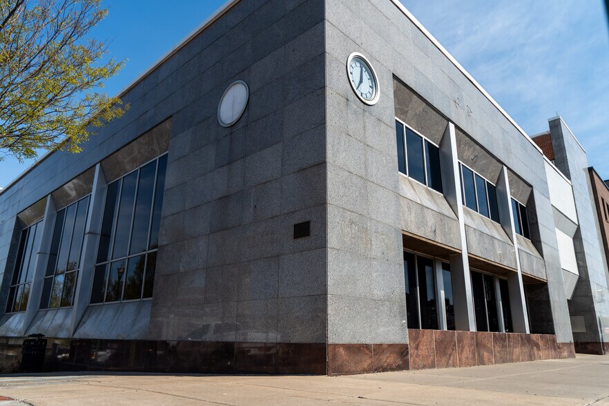 More Photos Of 115 Genesee St, Auburn Bank For Lease