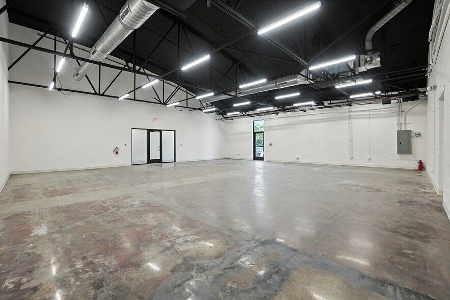More Photos Of 933 Louise Ave, Charlotte Storefront For Lease