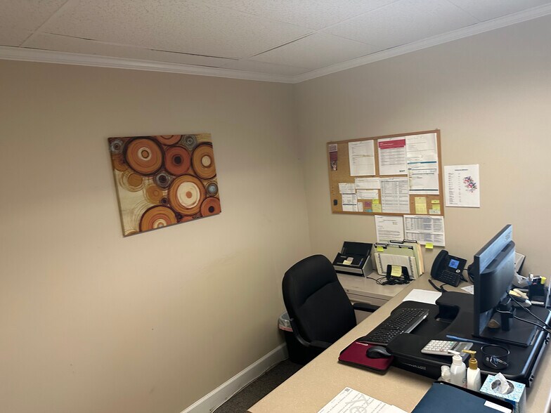 More Photos Of 1004 Princetown Rd, Schenectady Office For Lease