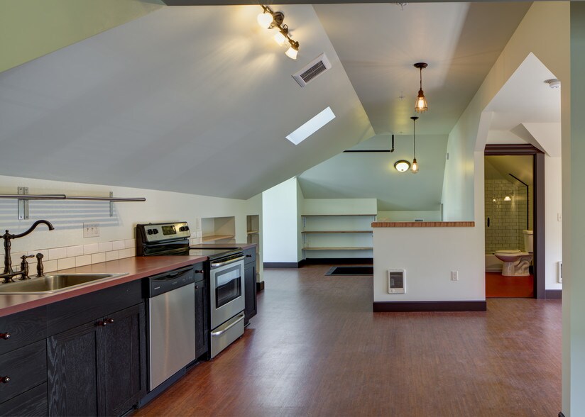 More Photos Of 1634 NW Everett St, Portland Apartments For Sale