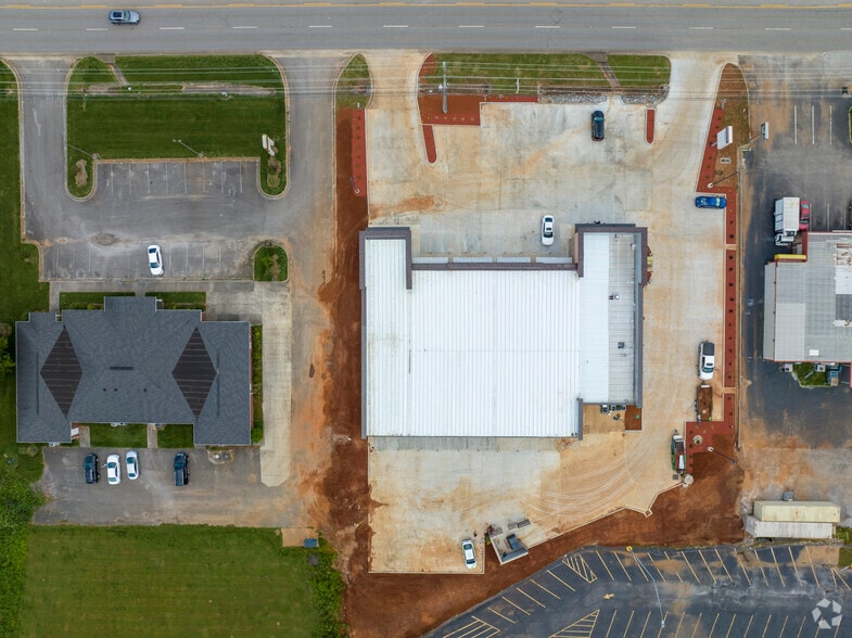 More Photos Of 5095 Moores Mill Rd, Huntsville General Retail For Lease