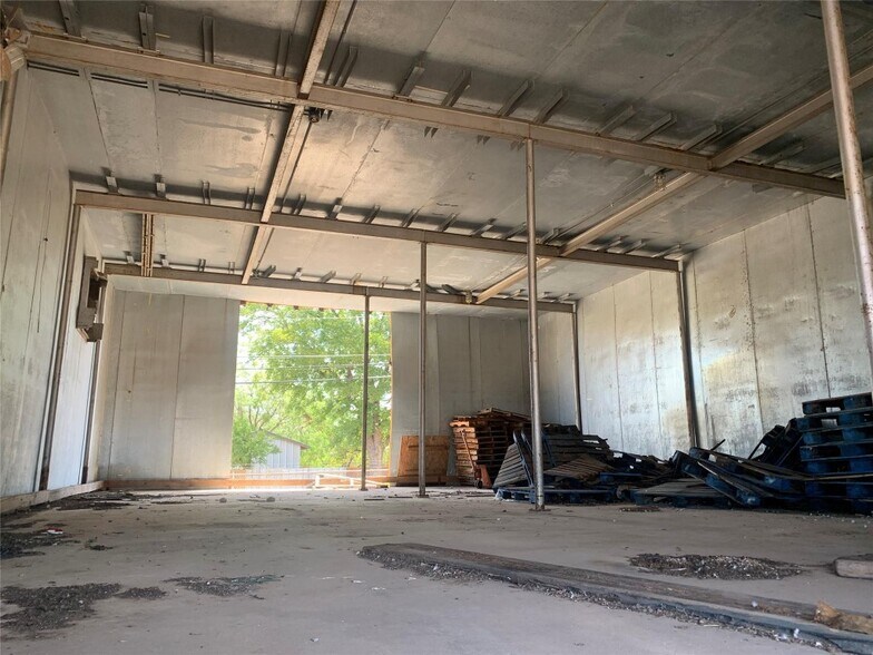 More Photos Of 309 S Pioneer Dr, Abilene Manufacturing For Sale
