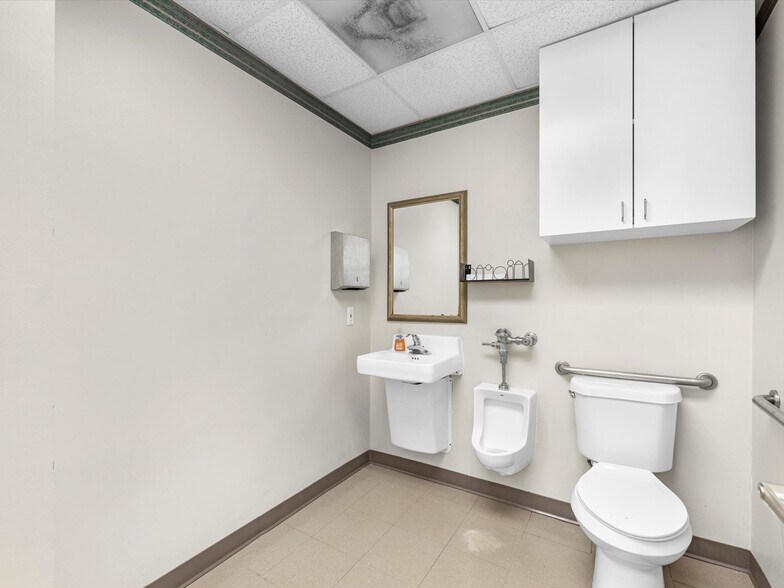 More Photos Of 910 Fairmont Pky, Pasadena Storefront Retail Office For Sale