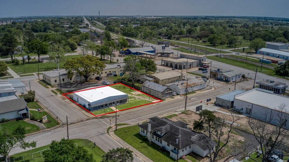 More Photos Of 1118 Smith St, Waller Showroom For Sale