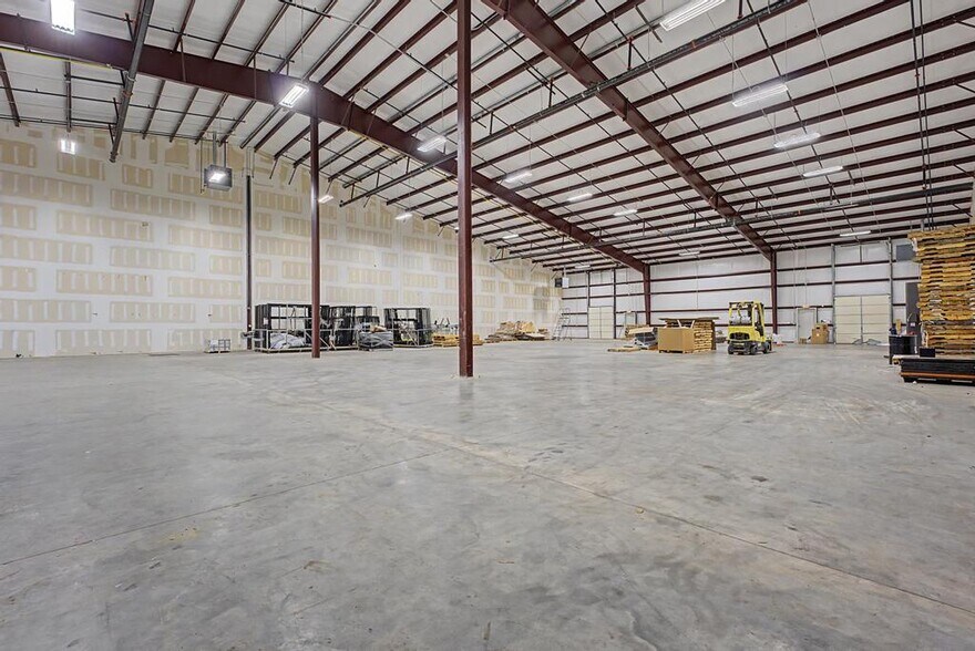 More Photos Of 1300 W Hudson Rd, Rogers Warehouse For Lease