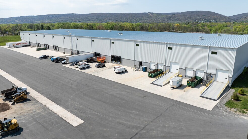 More Photos Of 137-147 Commonwealth Dr, Jenkins Distribution For Lease