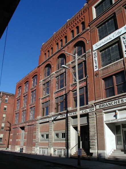 More Photos Of 1324 W 12th St, Kansas City Flex For Lease
