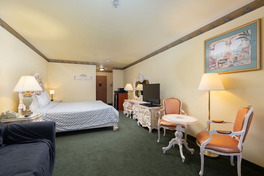 More Photos Of 550 SE Highway 101, Lincoln City Hotel For Sale