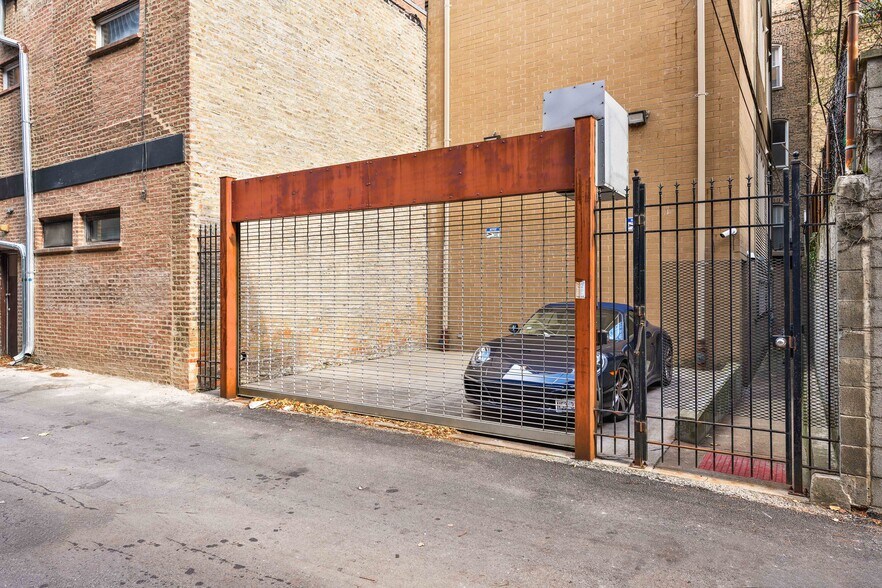 More Photos Of 812 N Dearborn St, Chicago Office For Sale