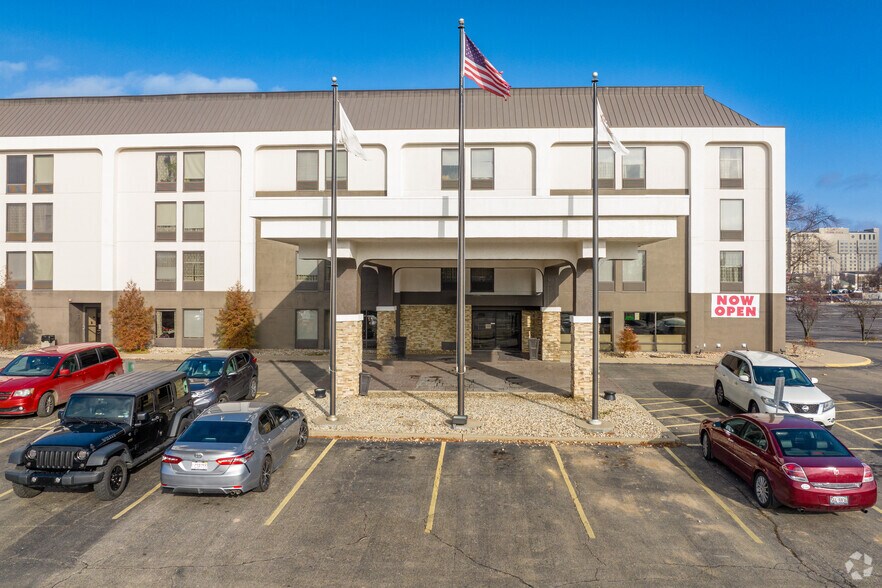 More Photos Of 3185 S Dirksen Pkwy, Springfield Hotel For Sale