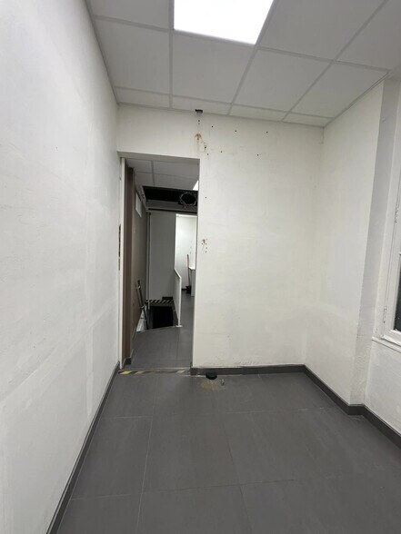 More Photos Of 97 Rue Raymond Losserand, Paris Flex For Lease