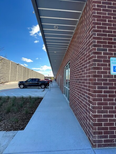 More Photos Of 4480 Alpha Rd, Dallas Flex For Lease