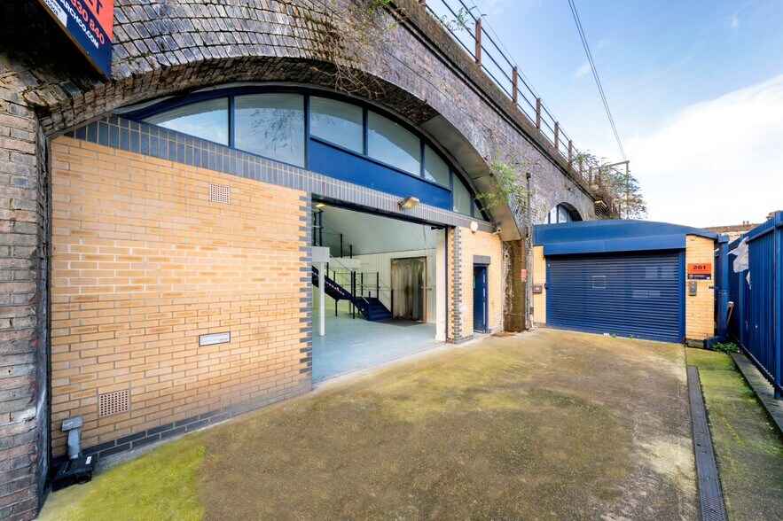 More Photos Of 256-257 Paradise Row, London Light Distribution For Lease