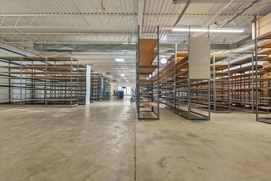 More Photos Of 516 Washington St, Ravenswood Freestanding For Lease