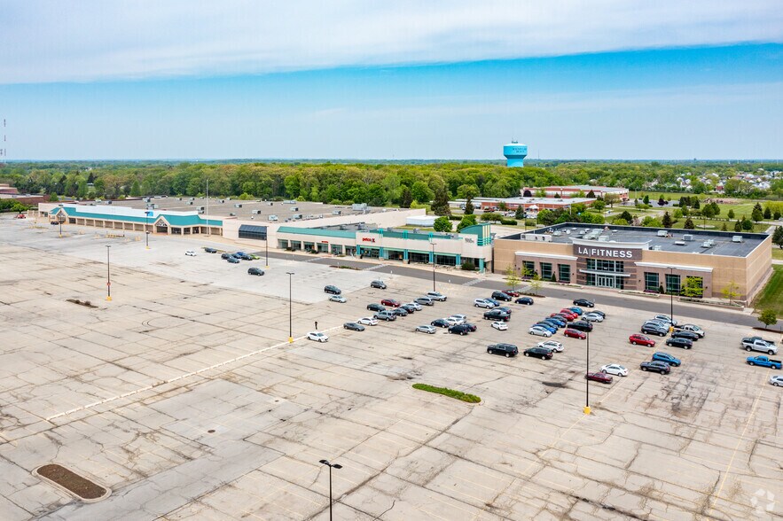 More Photos Of 400 E Rollins Rd, Round Lake Beach General Retail For Lease