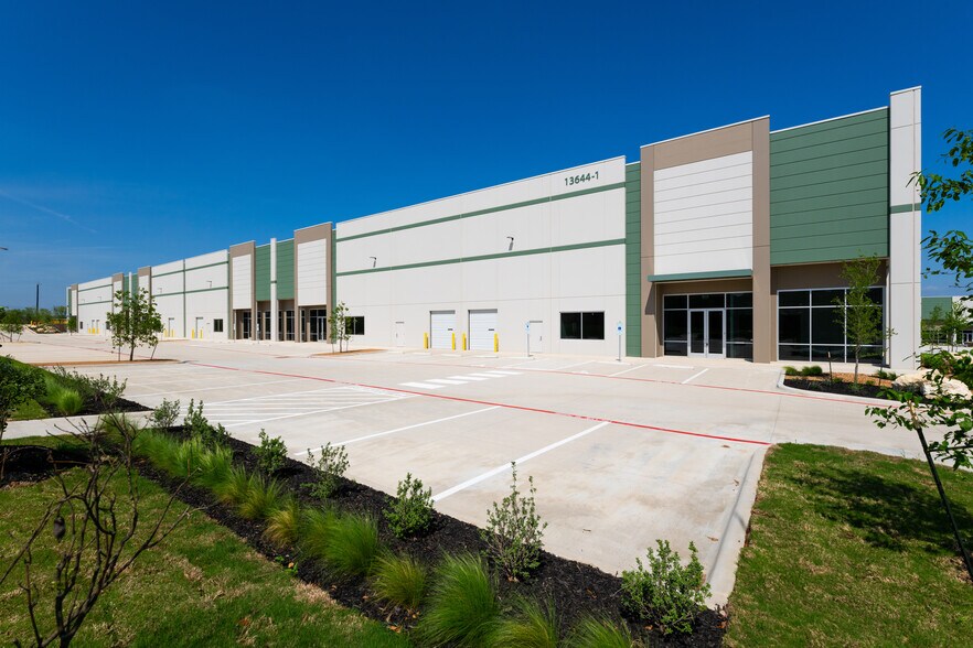 More Photos Of 13644 Toepperwein Rd, Live Oak Unknown For Lease