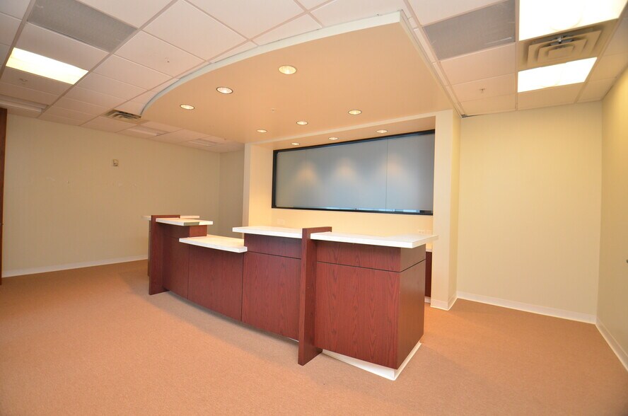 More Photos Of 7900 N Sam Houston Pky W, Houston Office For Lease