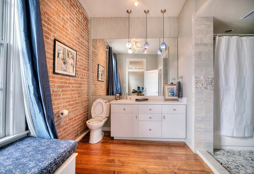 More Photos Of 2409 Commerce St, Houston Freestanding For Lease