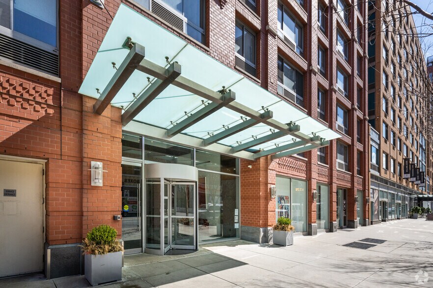More Photos Of 555 W 23rd St, New York Apartments For Lease