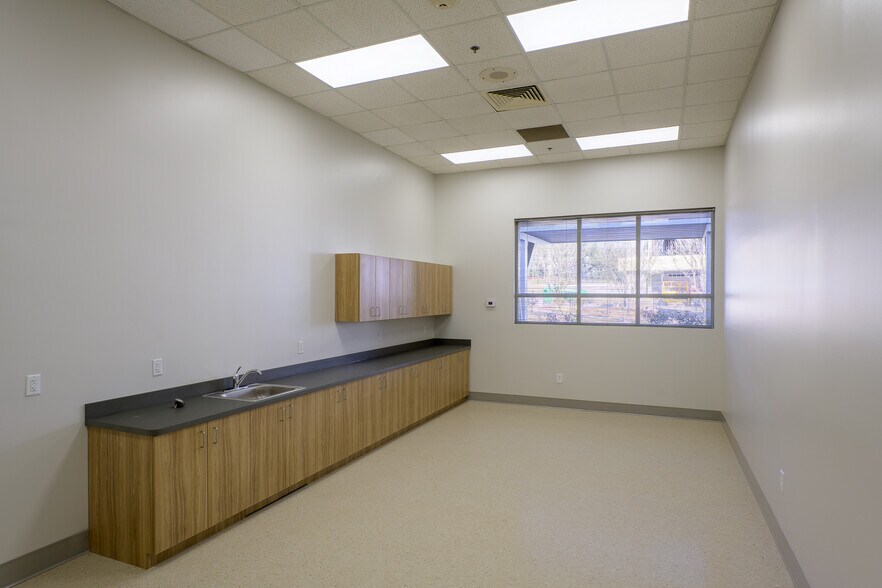 More Photos Of 1480 Bells Ferry Rd, Marietta Warehouse For Lease