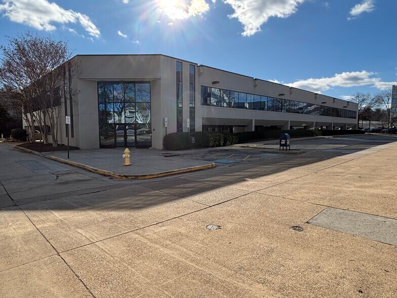 More Photos Of 2730 Eisenhower Ave, Alexandria Schools For Lease