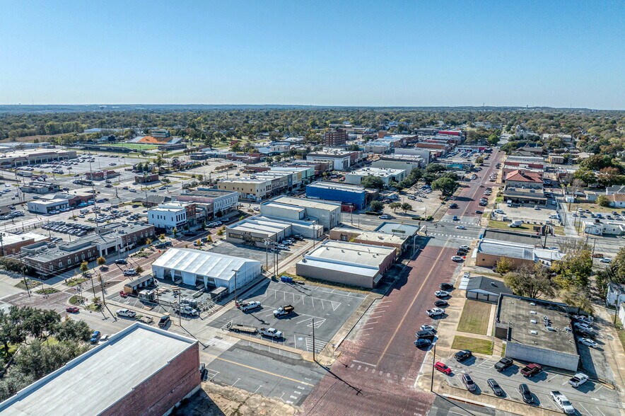 More Photos Of 116 W Woodard St, Denison Flex For Sale