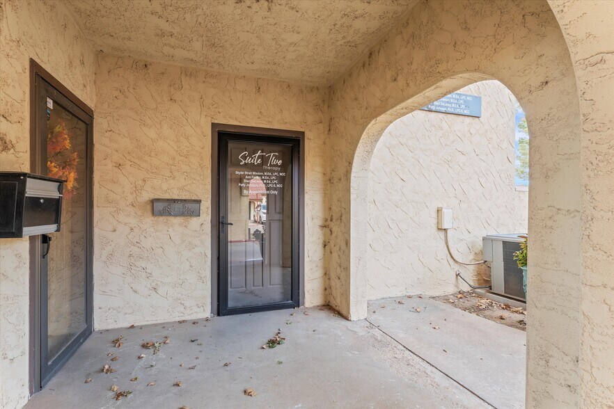 More Photos Of 8008 Slide Rd, Lubbock Office For Sale