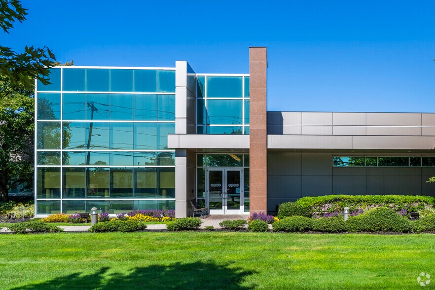 More Photos Of 123 Smith St, Farmingdale Flex For Lease