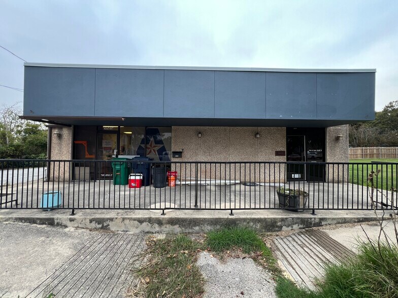 More Photos Of 1701 N Elm St, Denton Office For Sale