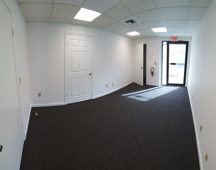 More Photos Of 11320 Fortune Cir, Wellington Warehouse For Lease