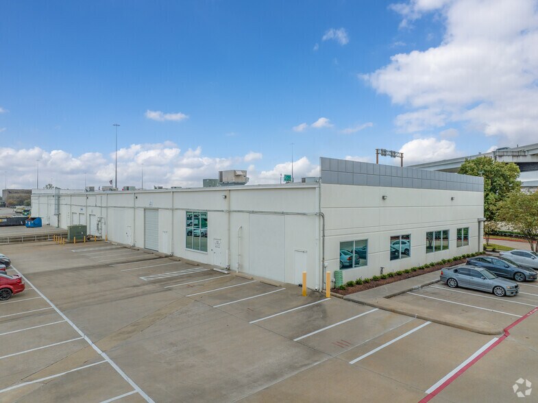 More Photos Of 15120 Northwest Fwy, Houston Light Distribution For Lease