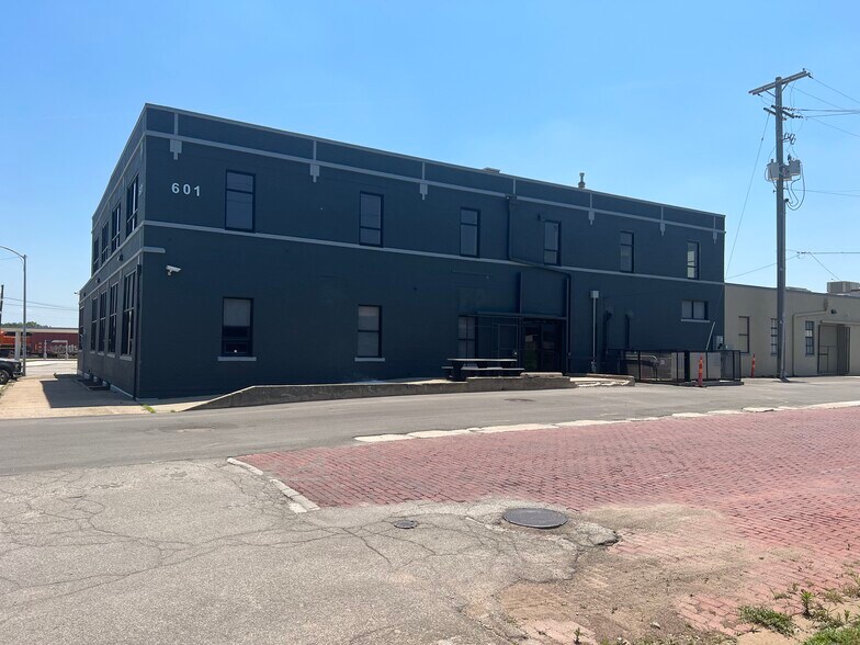 More Photos Of 601 SE 5th St, Topeka Office For Lease