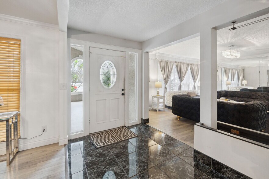 More Photos Of 8463 Beach Blvd, Jacksonville Freestanding For Lease