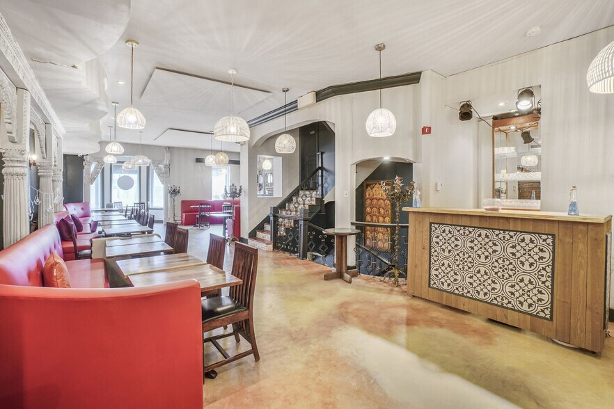 More Photos Of 1450 Rue Crescent, Montréal Restaurant For Lease