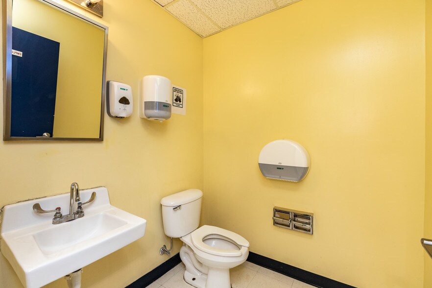 More Photos Of 8774 Perimeter Park Blvd, Jacksonville Medical For Sale