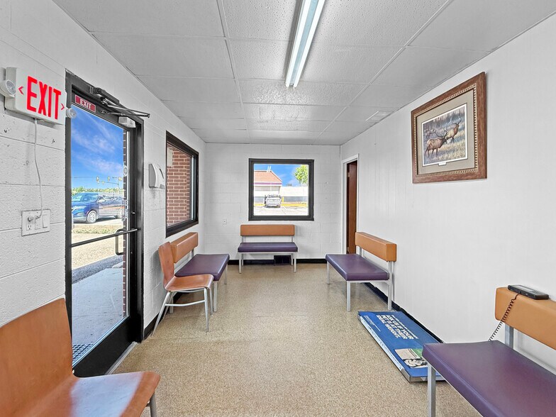 More Photos Of 1331 W Main St, Sterling Veterinarian Kennel For Sale