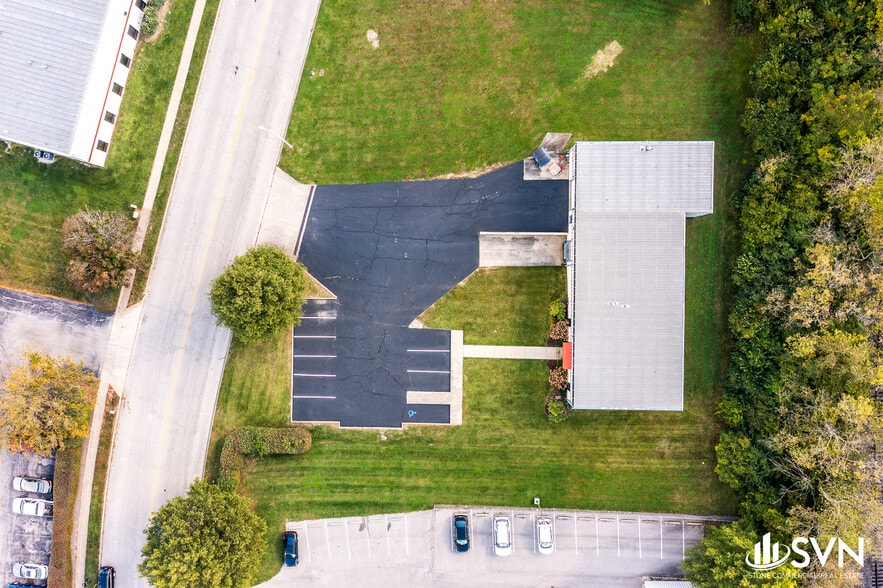 More Photos Of 780 Enterprise Dr, Lexington Warehouse For Lease
