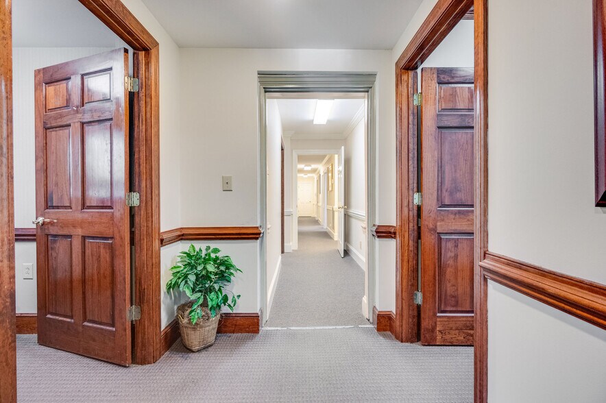 More Photos Of 112 Old Bridge St, Jacksonville Office For Sale